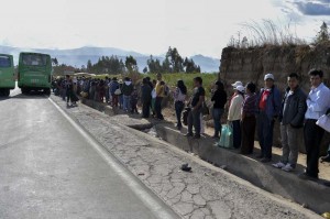 UIO DERRUMBE EN CHECA DCERRO EL PASO AL QUINCHE NORORIENTE DE QUITO