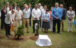 Miembros del gobierno colombiano junto a elementos de la FARC en una ceremonia de conmemoración por las víctimas del conflicto armado colombiado celebrado ayer en La Habana, Cuba. Foto: AFP