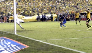 Ismael Blanco le ‘amargó’ una vez más la noche a Emelec. El delantero argentino marcó ayer, a los 88 minutos, el tanto que le dio el empate 1-1 a Barcelona sobre los ‘eléctricos’.