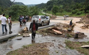 REG ACT UIO DERRUMBE EN LA VIA ALOAG SANTO DOMINGO        FOTOS CORTE