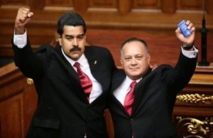 Cabello (d) dijo que es víctima de una arremetida de "sectores del imperialismo norteamericano" que "reeditan una guerra sucia". Foto: @VTVcanal8