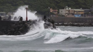 Las intensas lluvias y vientos además provocaron decenas de heridos y cuatro personas se encuentran desaparecidas. Avanza levemente hacia China