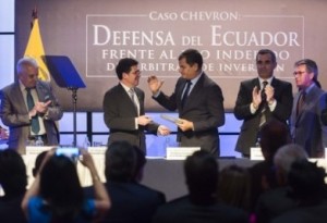 Correa apoya la iniciativa de convertir en volúmenes los juicios para el conocimiento ciudadano.