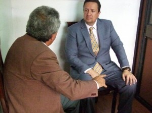 El Periodista Carlos Aguirre, conversa con el Edil, sobre los temas analizados, por Periódico Sur