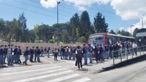Antes de ingresar a clases este lunes los estudiantes, salieron a protestar por la salida de 13 catedráticos del plantel