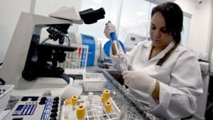 Expertos de Brasil descubrieron que algunos bebés expuestos al virus tenían deficiencias en la vista.