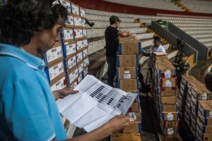 ACT LLEGAN LAS ACTAS  AL COLISEO GENERAL RUMIÑAHUI FOTOS: CARINA ACOSTA - EL TELEGRAFO 160417_CA_ACT_COLISEO_CNE